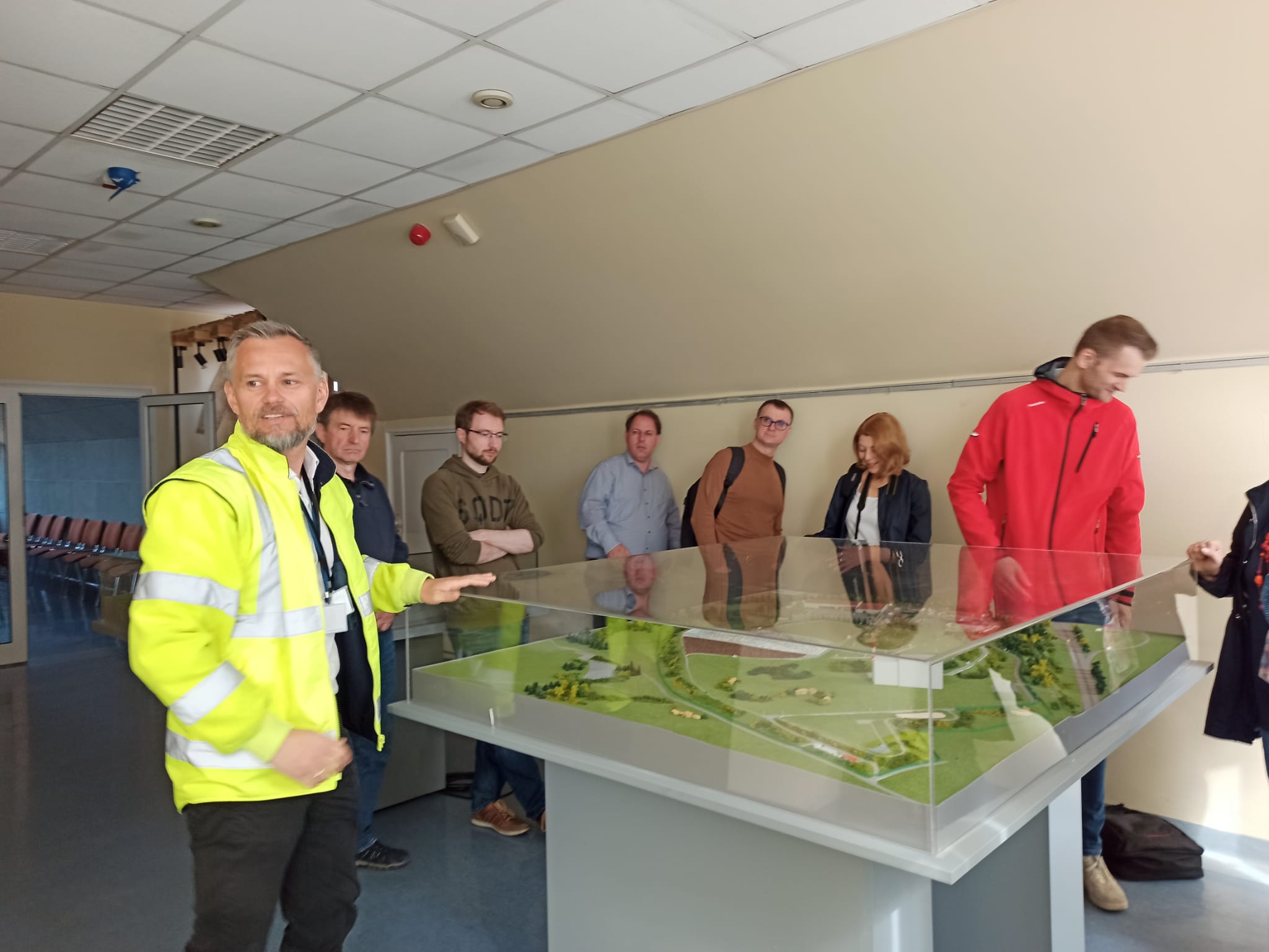 The photo shows the partners of the Liquid Energy project from Poland, Lithuania and Estonia during a visit to the Waste Treatment Utility Gdańsk. They are guided by their president, Grzegorz Orzeszko, who presents the degassing system of a landfill.