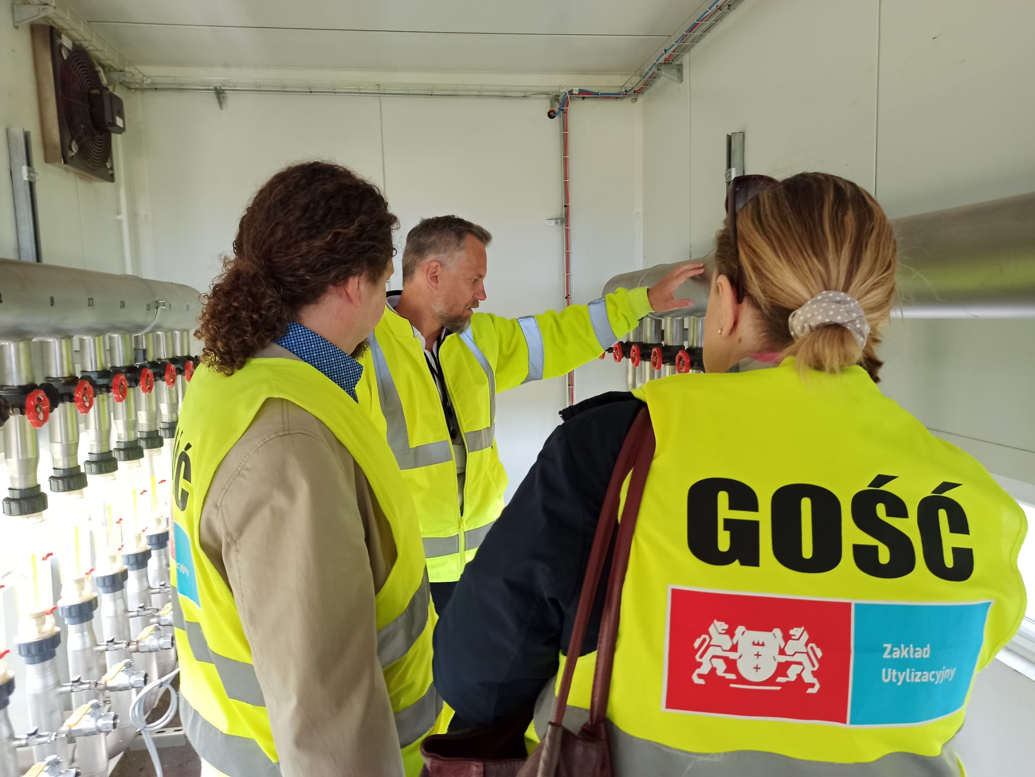 All photos show the partners of the Liquid Energy project from Poland, Lithuania and Estonia during a visit to the Waste Treatment Utility Gdańsk. They are guided by their president, Grzegorz Orzeszko, who presents the degassing system of a landfill.