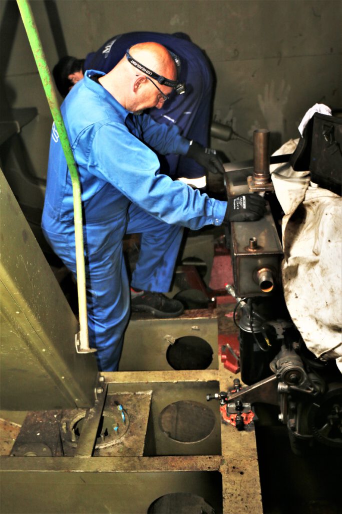 Prepare the space under the supports (foundation brackets) of the engine and the foundation bed for pouring in the special epoxy which, after curing, will take over the loads from the pressure of the brackets and at the same time will partially dampen the vibrations coming from the running engine.