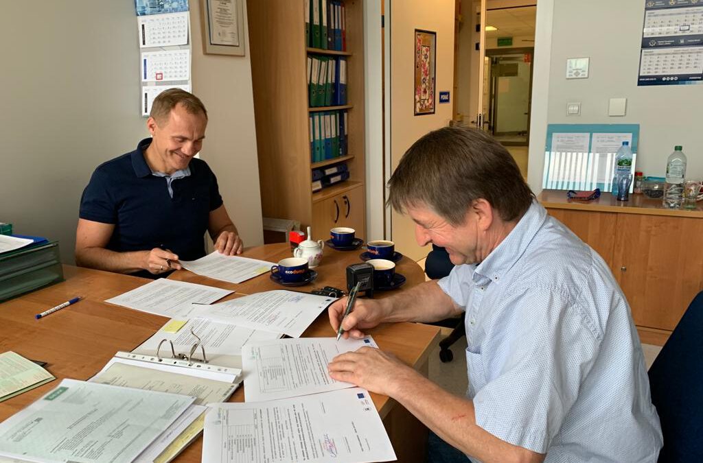 The documents were signed by: dr Detlef Andrich (BEF GmbH) and dr hab. Maciej Matczak, prof. UMG - President of the Maritime Institute of Gdynia Maritime University